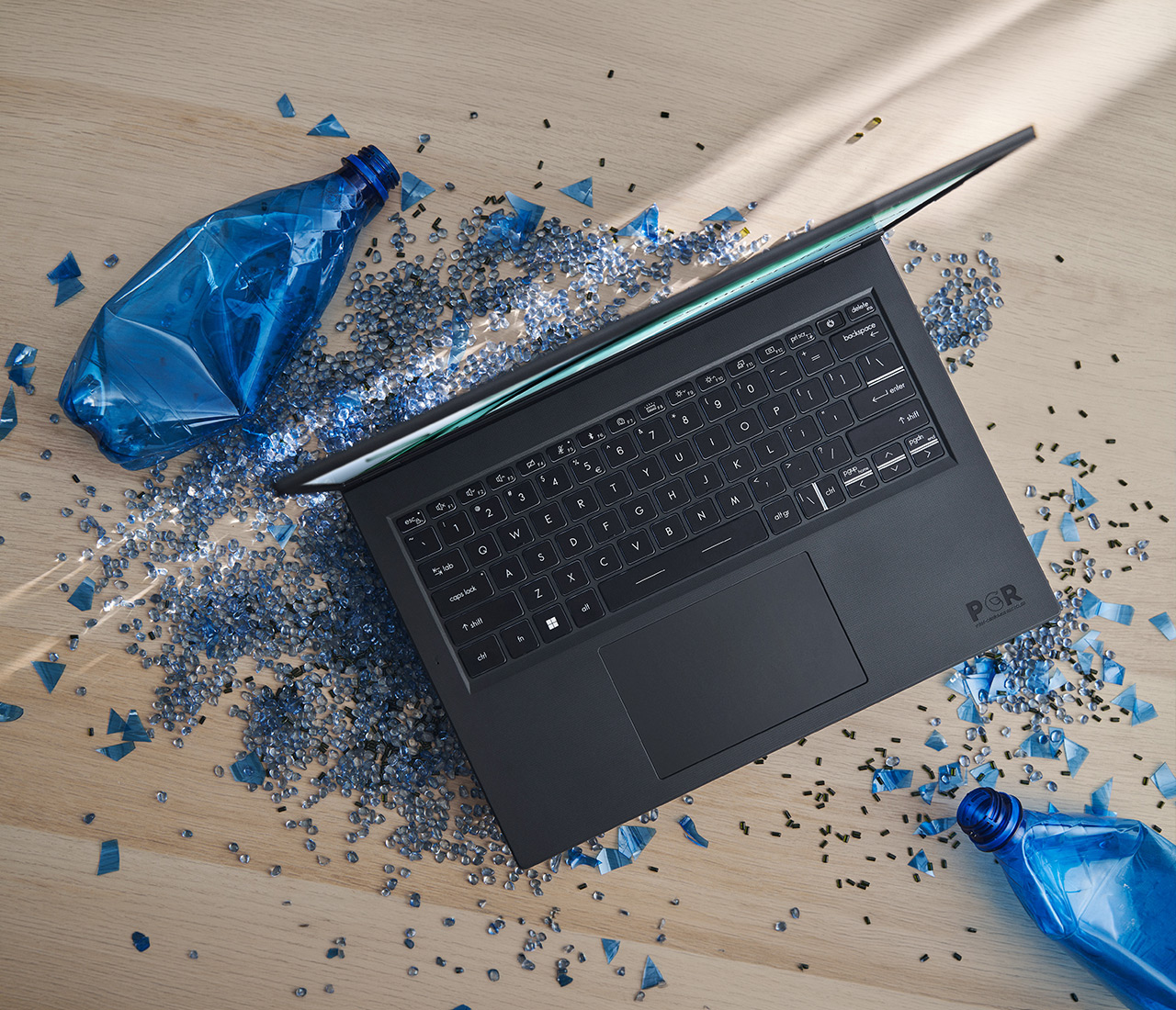 MSI 講師於電腦教室中，引導學員使用經過資源再造的 MSI 再生筆記型電腦進行數位學習。