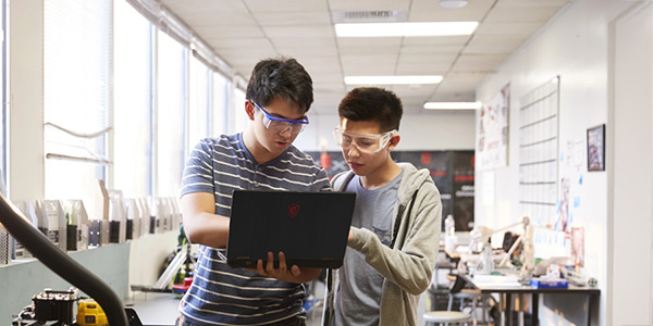 MSI 科技人才賦能：提供支援程式設計與數位創作之高效能硬體，支持校園開展 Scratch 等科技教育，成為學子探索數位技能的堅實後盾。