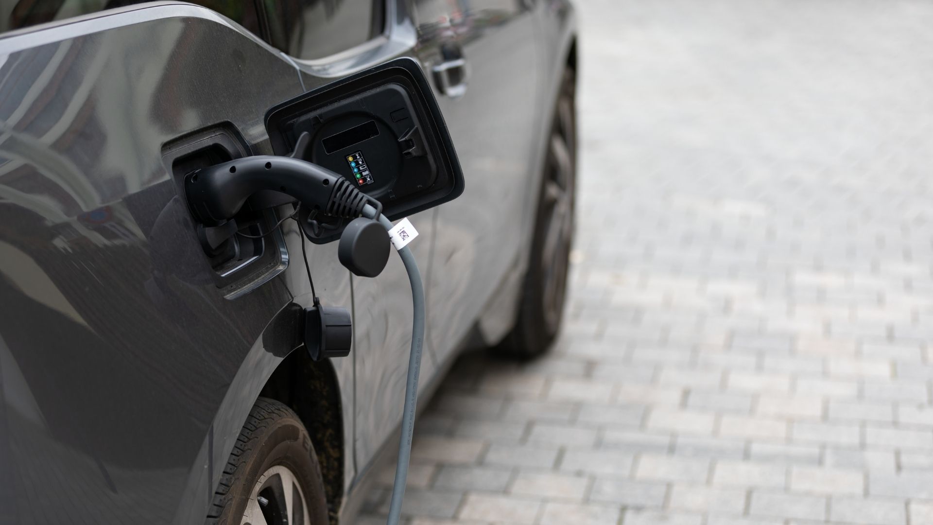 微星 EZgo 便攜式電動車充電器，隨走隨充