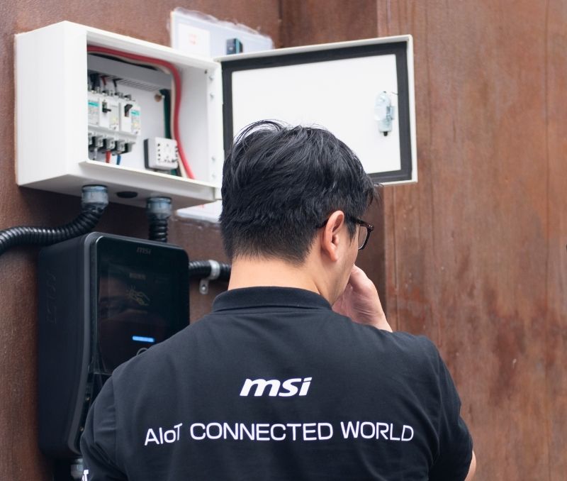 微星認證安裝商進行充電樁安裝與維修作業