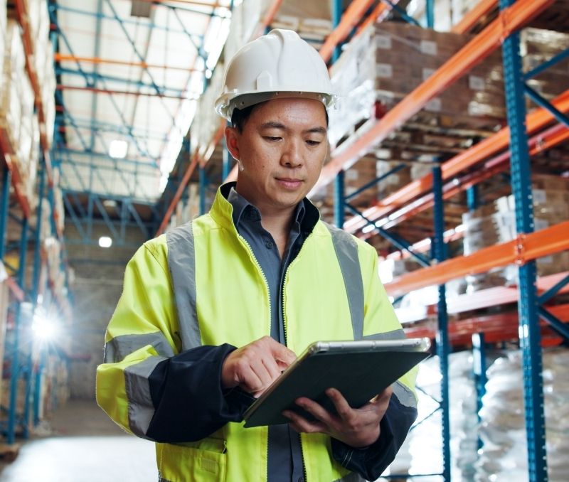 微星銷售夥伴向顧客展示 EV 充電樁線上產品資訊