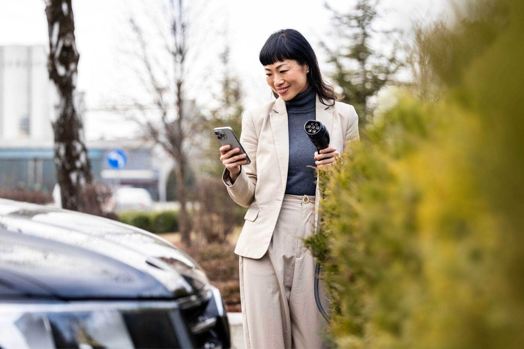 駕駛使用微星電動車充電樁為電動車充電