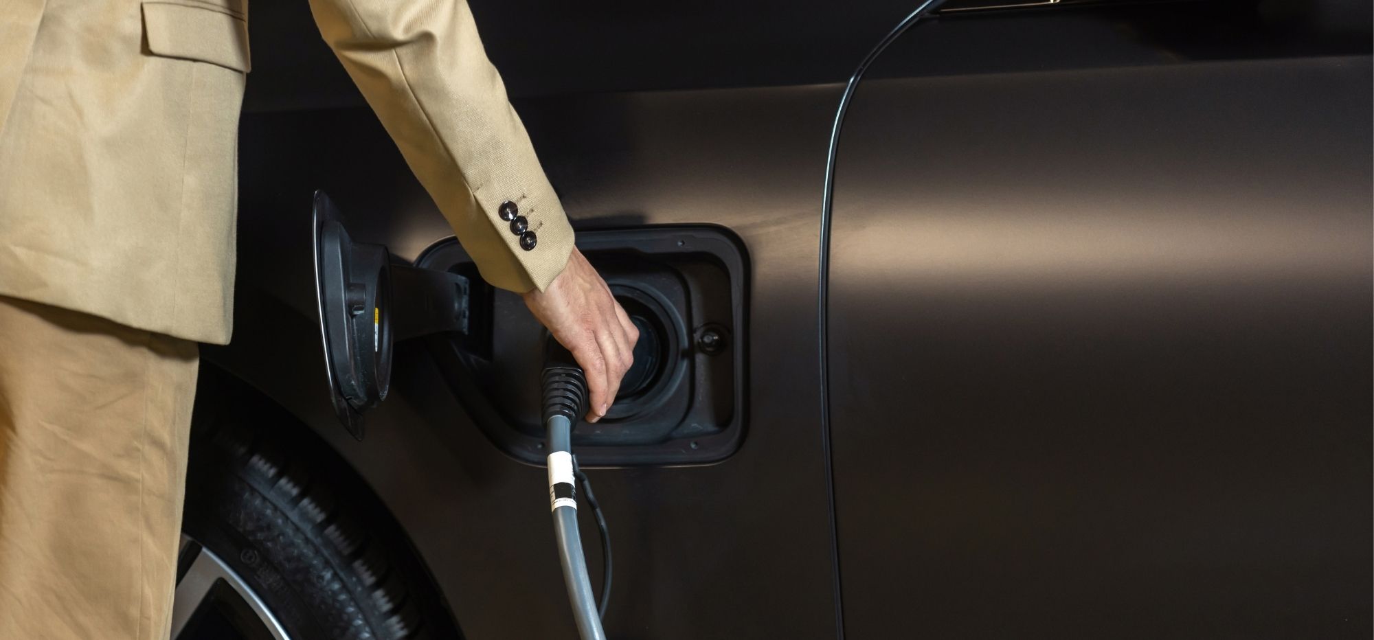 飯店房客以 Plug & Charge、QR碼或RFID 進行充電。