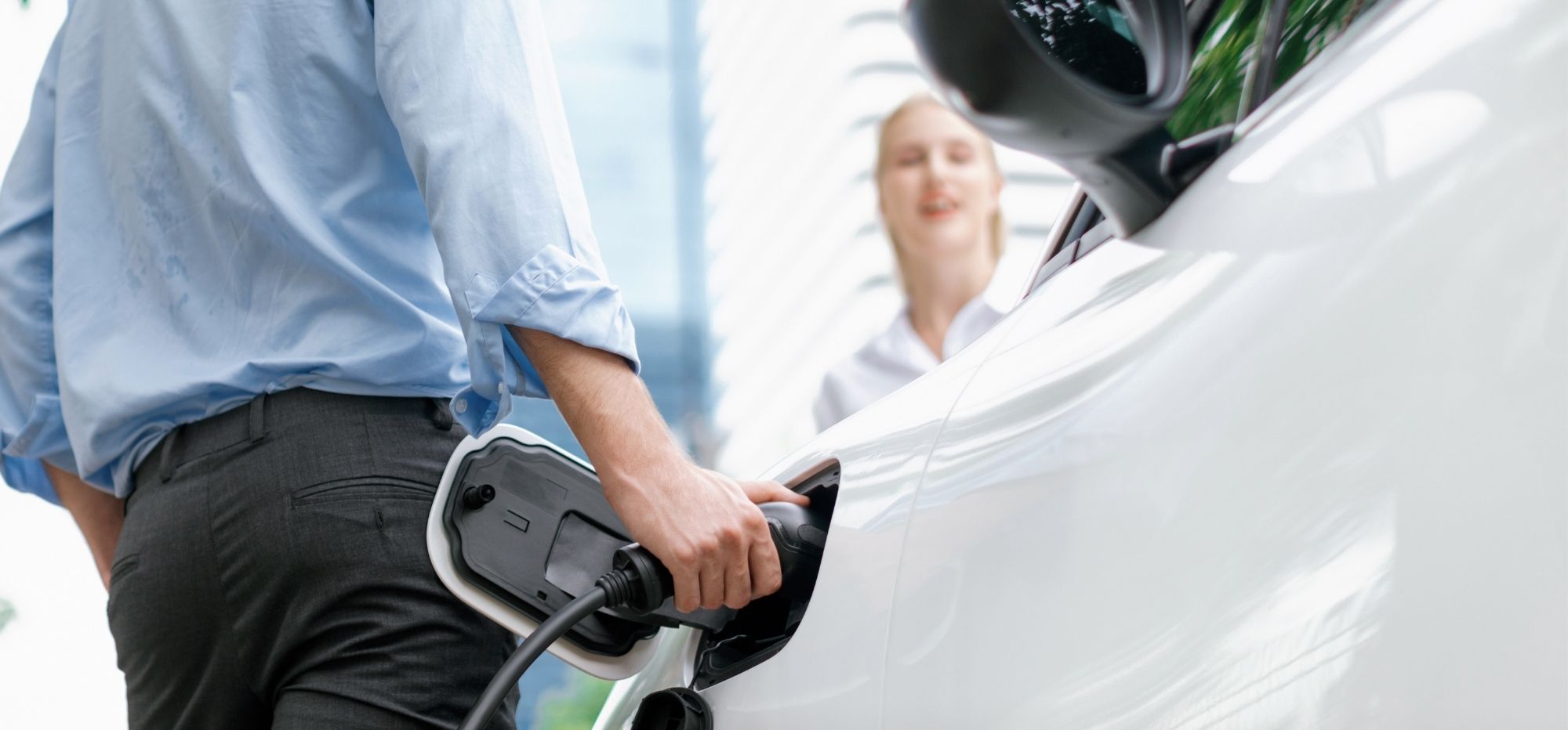 Eine MSI EV-Ladestation, an der Fahrer per App, RFID oder QR-Code laden können.