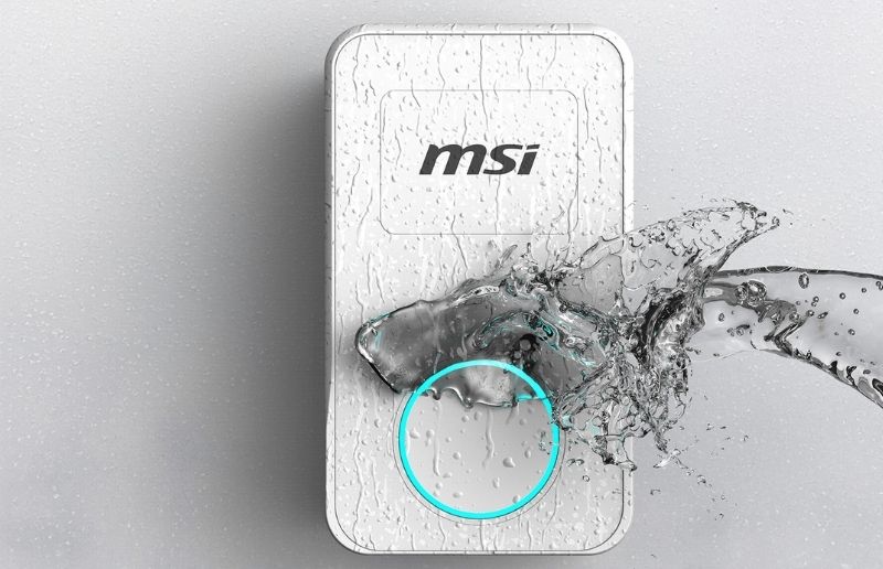 Carregador EV da MSI sendo testado com jato de água, demonstrando resistência IP65