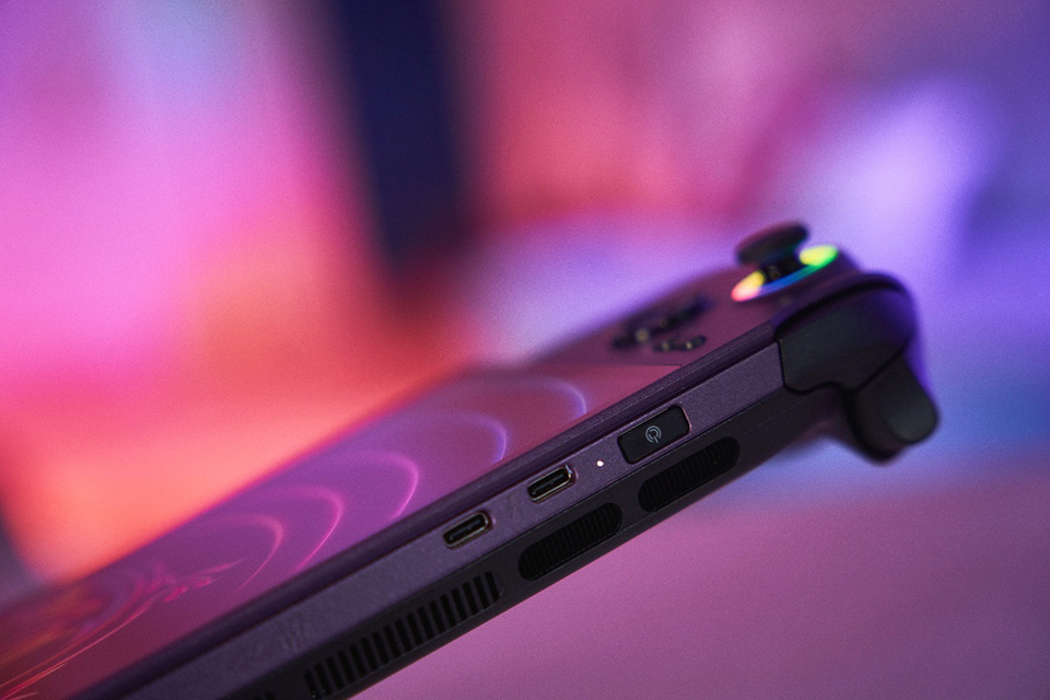 MSI Claw 8 EX AI+ features dual Thunderbolt™ 4 ports for flexible display and peripheral connectivity.