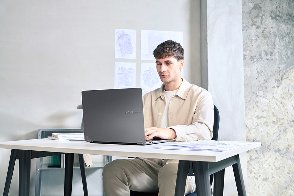 Dokončete počáteční nastavení a aktualizace, aby byl váš Prestige N16 Flip AI+ připraven pro AI, kreativitu a každodenní produktivitu.