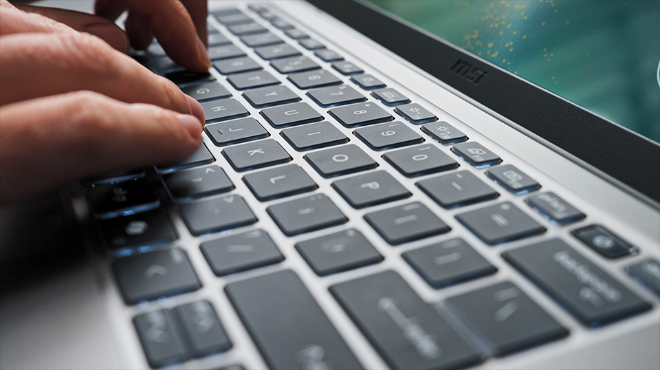 El teclado resistente a huellas reduce las marcas y mantiene una apariencia limpia.