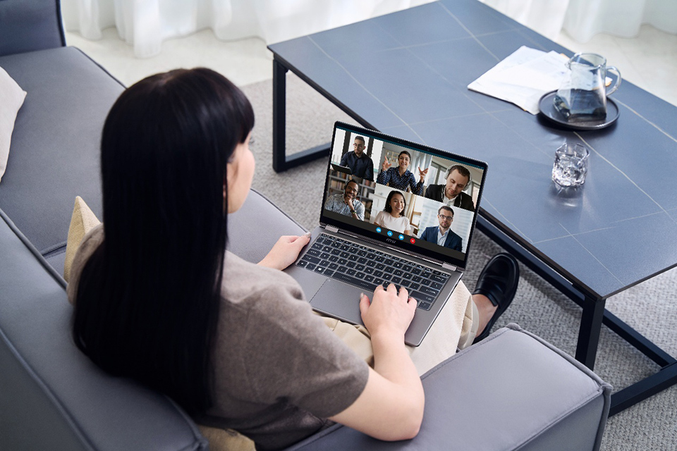 AI Noise Cancellation Pro filtra el ruido de fondo para una comunicación más clara, mientras que la cámara 3DNR+ mejora la nitidez de la imagen incluso en entornos con poca iluminación.