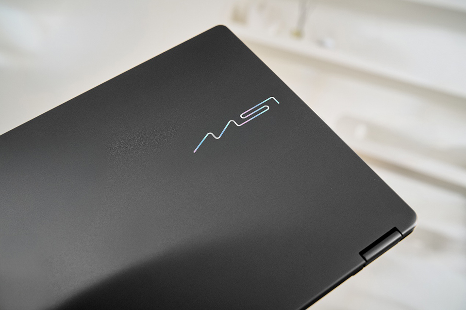 Los modelos Flip presentan un acabado rainbow-prismatic diamond-cut, mientras que la línea Prestige mantiene el característico diseño prismatic diamond-cut de MSI.