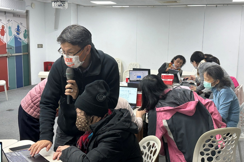 MSI hỗ trợ Trường Trung học Yongping trong việc cung cấp các khóa học kỹ thuật số, dạy người cao tuổi cách sử dụng máy tính xách tay đã được tân trang lại và các dịch vụ trực tuyến