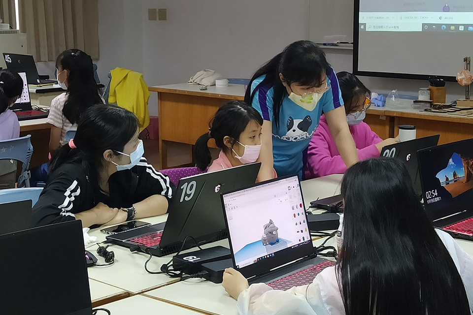MSI hỗ trợ Trường Trung học Nữ sinh Jinling trong việc thiết lập lớp học thông tin và cung cấp năm khóa đào tạo thông tin chính